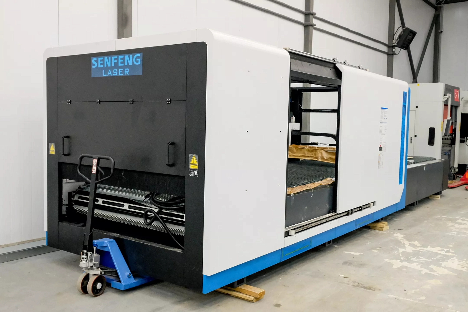 В шоу-рум «Технограв» прибыл автоматический комплекс лазерного раскроя рулонного металла