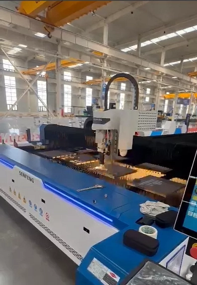 Senfeng SF3015N – лазерный станок резки металла открытого типа. Рабочее поле 3000х1500 мм. Мощность  6 кВт.