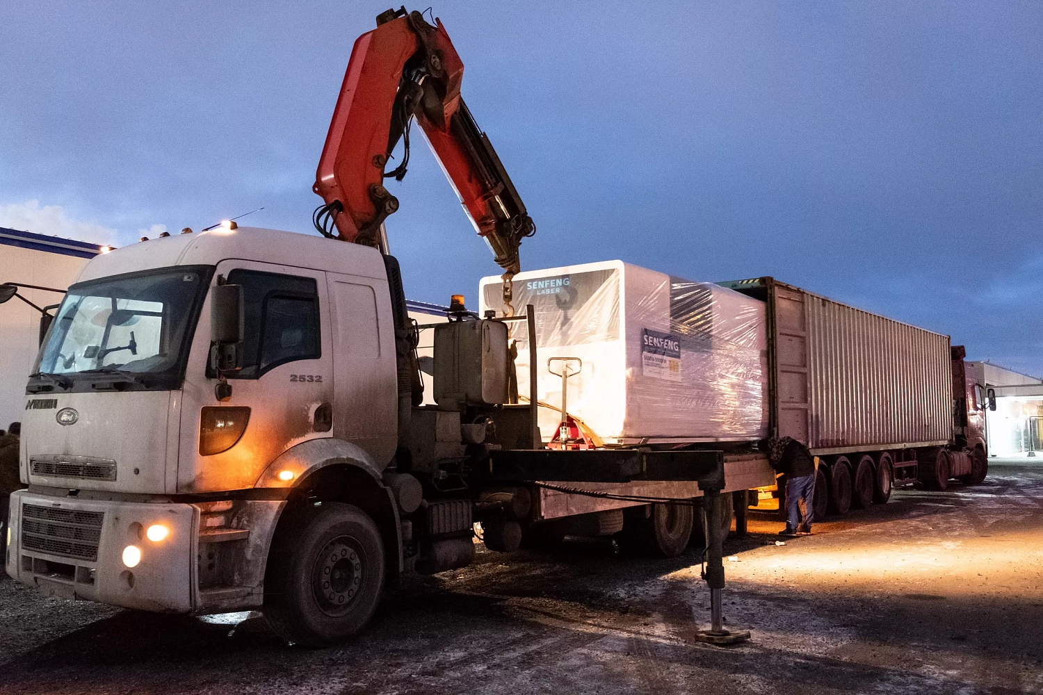 В шоу-рум «Технограв» прибыл автоматический комплекс лазерного раскроя рулонного металла